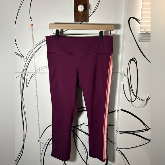 Athleta Beach Plum Contender Side Stripe Capri  Leggings + Pockets Women Medium - Picture 1 of 11